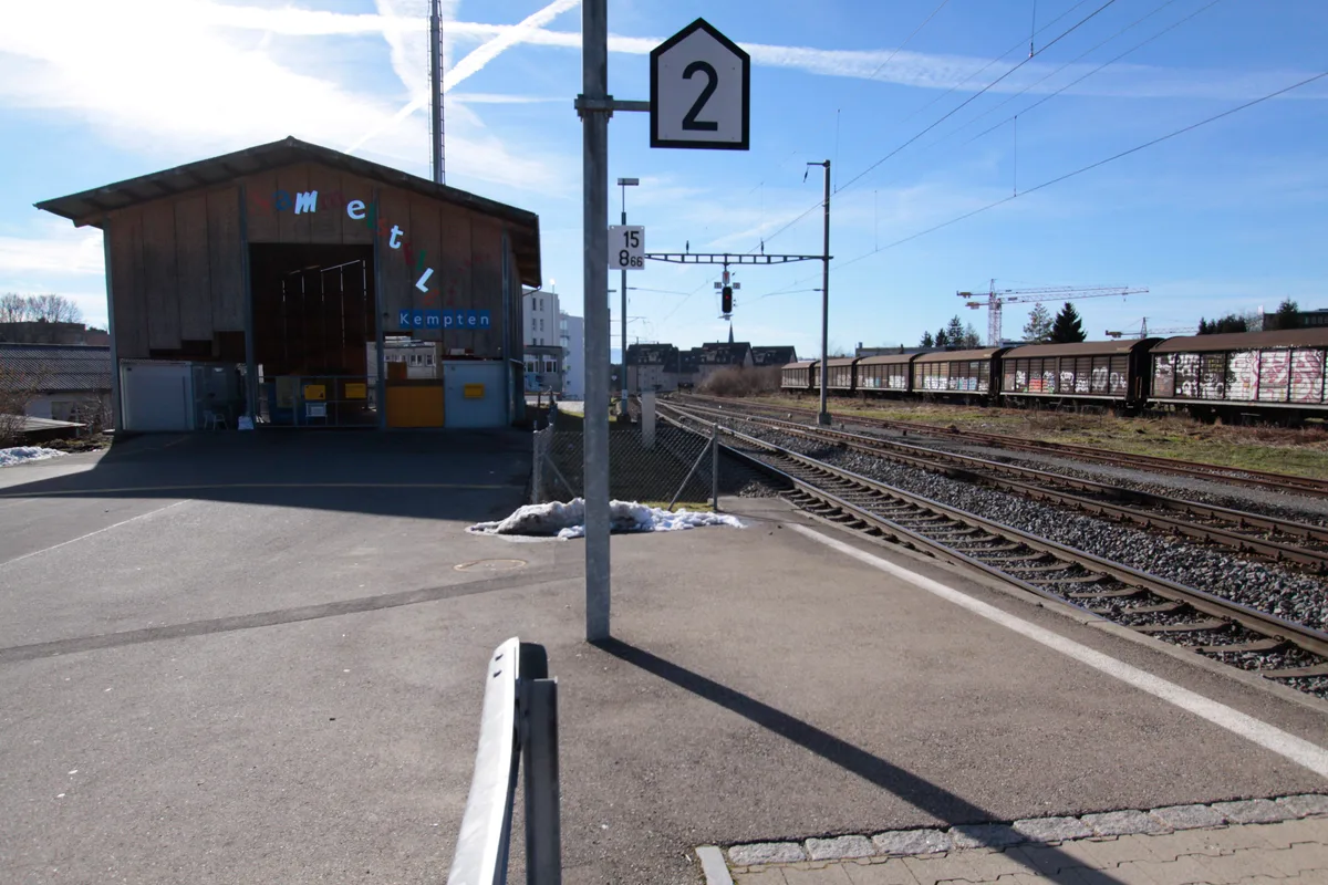 Der Güterverkehr soll auf der Strecke von Wetzikon nach Effretikon besser rollen können. Deshalb wird am Bahnhof Kempten ein 400 Meter langes Kreuzungsgleis erstellt werden. Das Bild zeigt die Sammelstelle am Bahnhof Kempten mit mehreren Gleisen und Güterwagen.