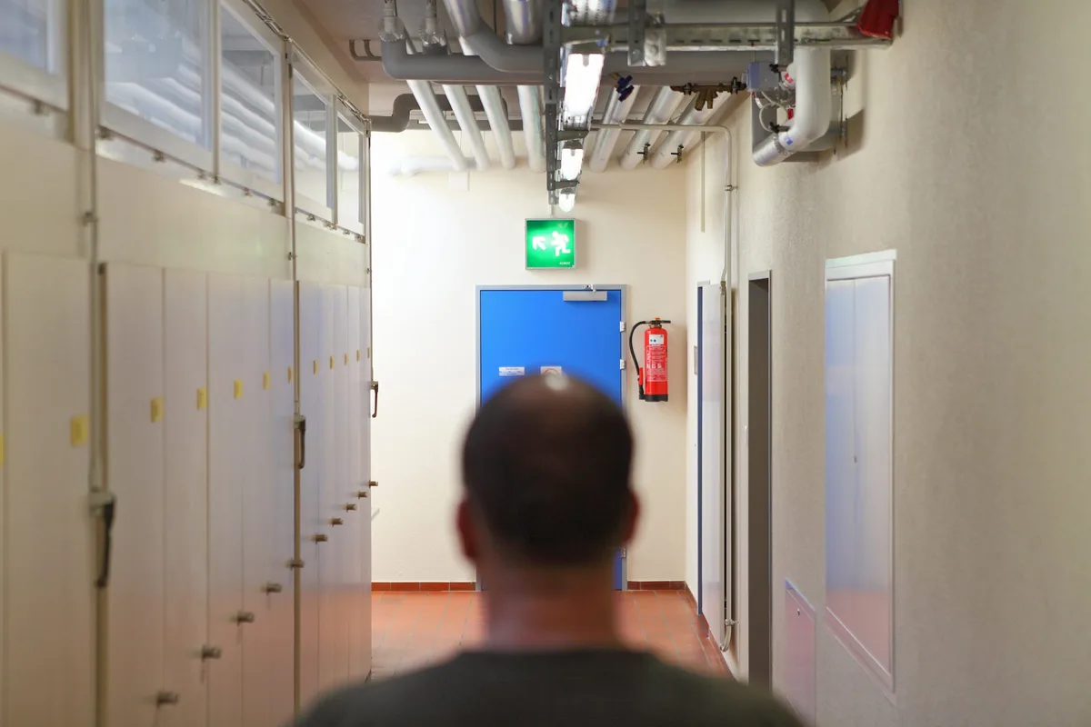 Fluchtwege gekennzeichnet und der Feuerlöscher funktionstüchtig? Die Brandschutzmassnahmen, hier im Schulhaus Bogenacker in Tann, werden periodisch kontrolliert.