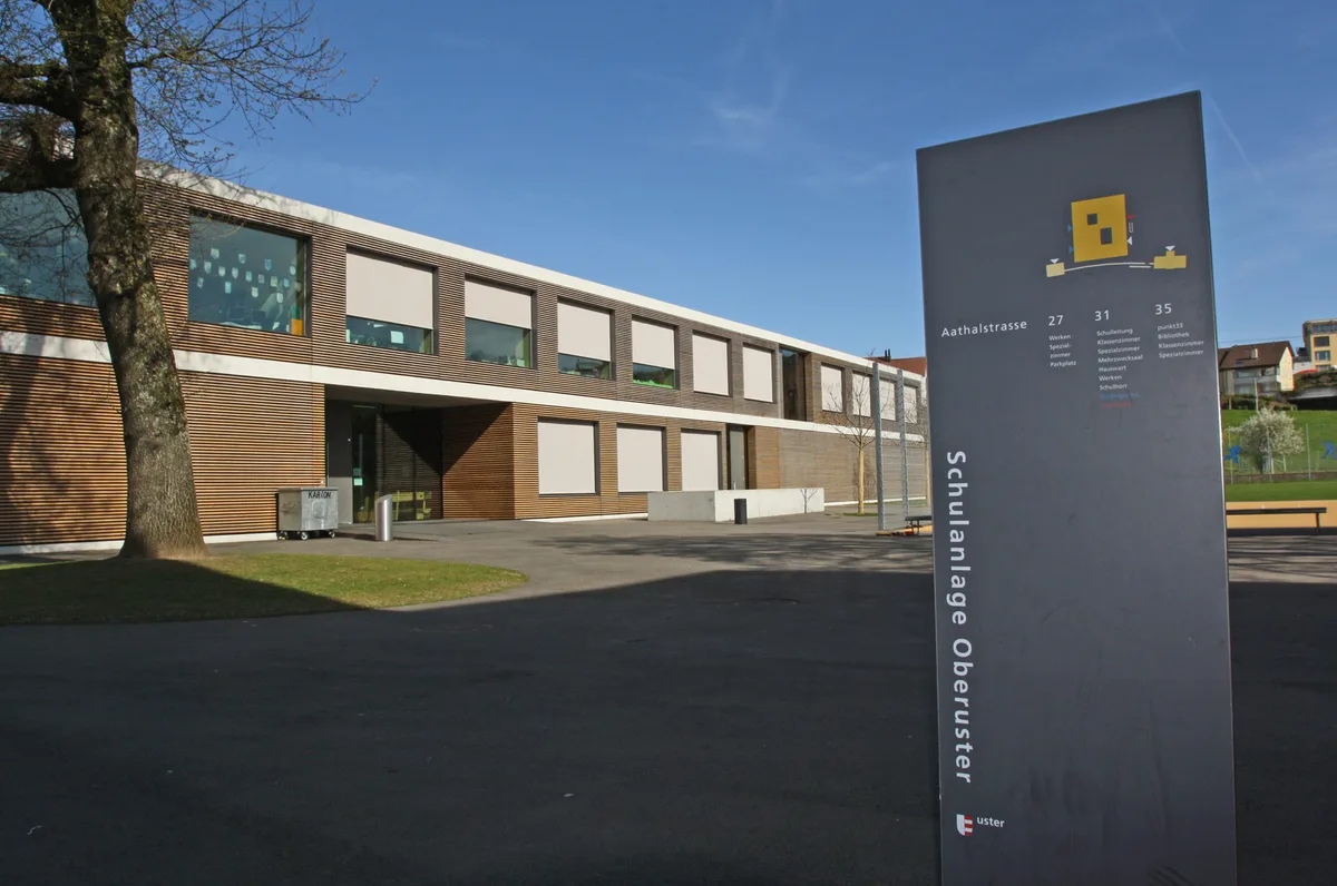 Schulhaus Schulanlage Oberuster