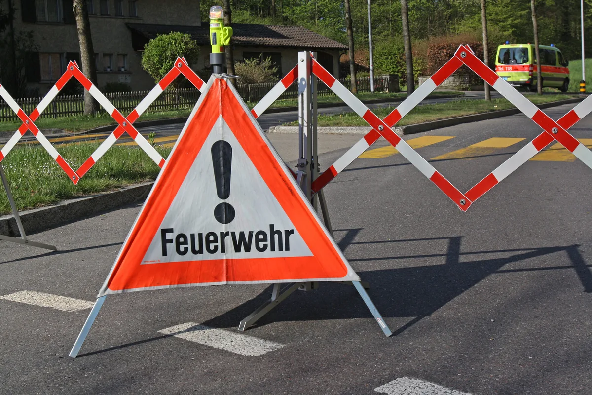 Strassensperre der Feuerwehr nach einem Unfall. Symbol Symbol Feuerwehr Unfall Strassensperre der Feuerwehr nach einem Unfall. Symbol Symbol Feuerwehr Unfall