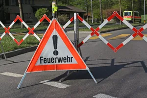 Strassensperre der Feuerwehr nach einem Unfall. Symbol Symbol Feuerwehr Unfall Strassensperre der Feuerwehr nach einem Unfall. Symbol Symbol Feuerwehr Unfall