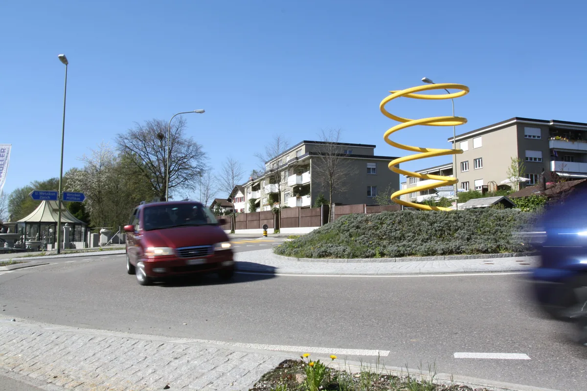 Autos fahren um einen Kreisel.