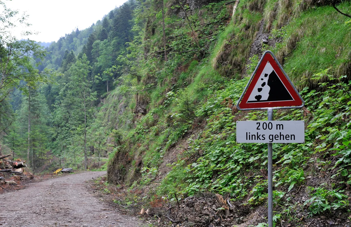 Strasse im Tössstockgebiet.