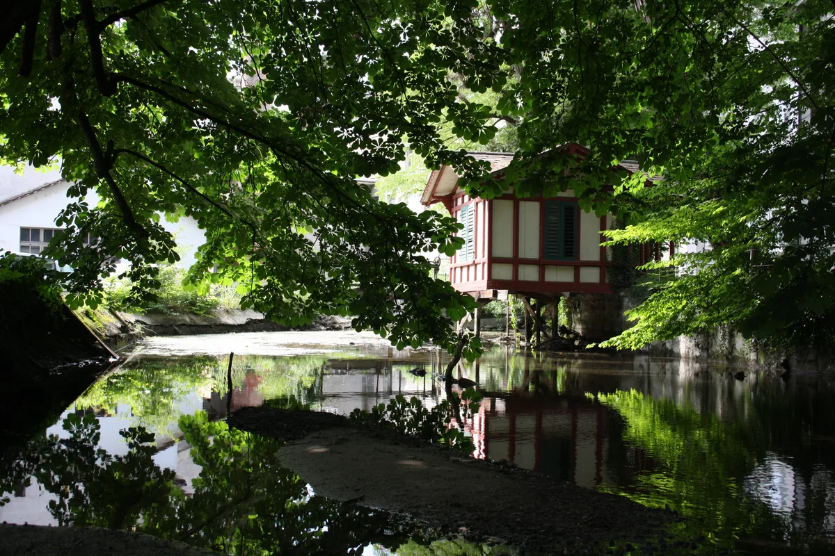 Weiher und Badehaus bei der ehemaligen Spinnerei und Seidenzwirnerei Dürsteler in Wetzikon.