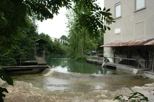 aktives Kleinwasserkraftwerk der ehemaligen Spinnerei Schönau Schoenau am Weiherin Wetzikon mit Kanal Wasserkraft Turbine Fabrik Wasser am Industrielehrpfad Zürcher Oberland aktives Kleinwasserkraftwerk der ehemaligen Spinnerei Schönau Schoenau am Weiherin Wetzikon mit Kanal Wasserkraft Turbine Fabrik Wasser am Industrielehrpfad Zürcher Oberland