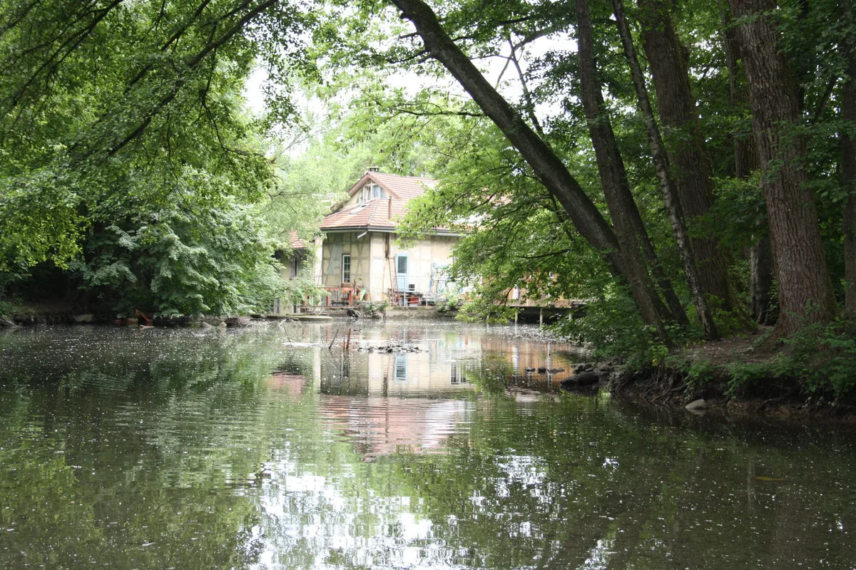 Blick auf das Kraftwerkgebäude und den Weiher bei der Kulturfabrik Wetzikon.