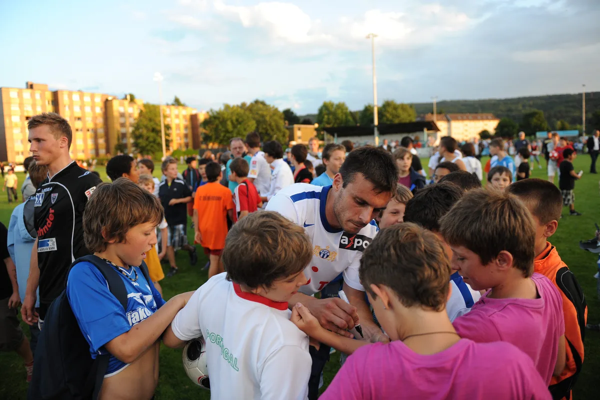 FCZ-Spieler Milan Gajic war nach dem Testspiel gegen Aarau auf dem Zelgli umringt von jugendlichen Autogrammjägern. (Archiv)