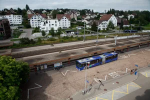Bahnhof Wetzikon Bushof Busbahnhof Bus Fussgängerstreifen Bushaltestelle Bahn Bahnlinie Verkehr Bahnhof Wetzikon Bushof Busbahnhof Bus Fussgängerstreifen Bushaltestelle Bahn Bahnlinie Verkehr