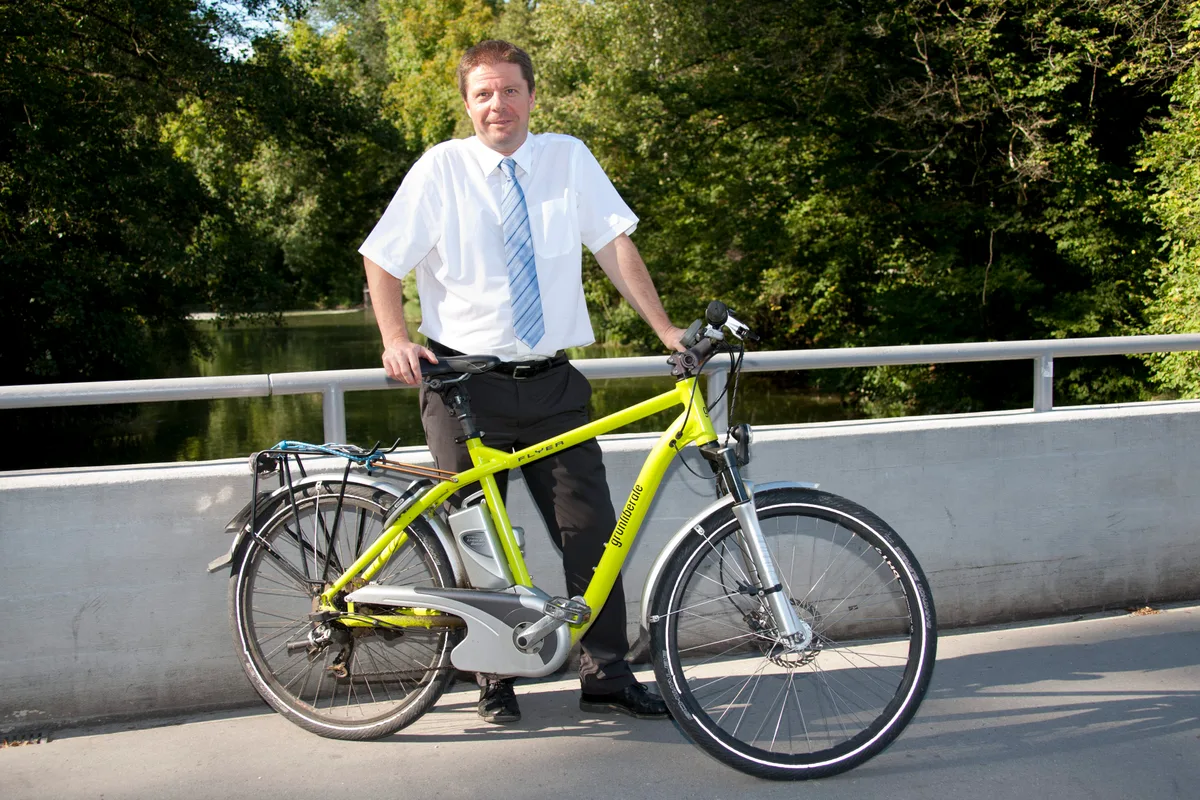 Ein Mann mit einem älteren E-Bike-Modell.