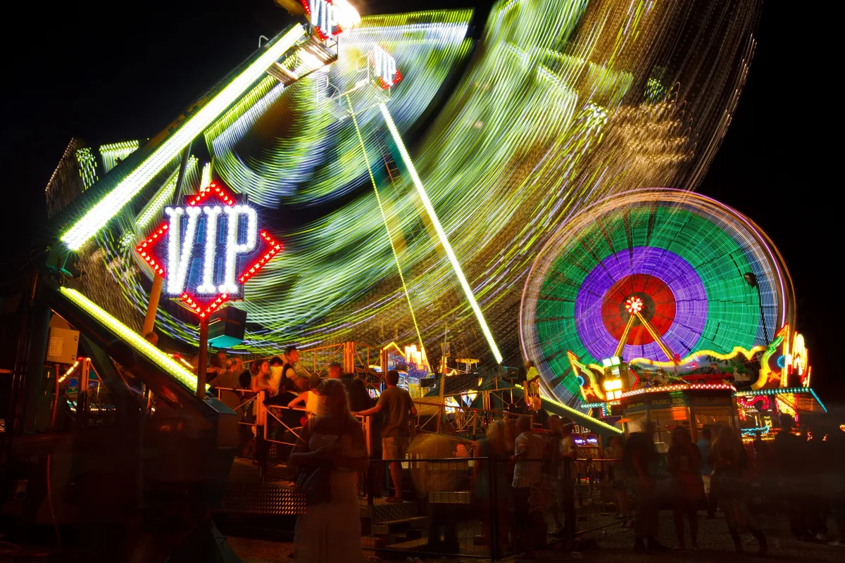 Chilbi Wetzikon 2011 Bahn Chilbibahn Riesenrad VIP Schaukel Stand Publikum Nacht Farben Chilbi Wetzikon 2011 Bahn Chilbibahn Riesenrad VIP Schaukel Stand Publikum Nacht Farben