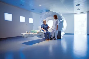 25043817-4 eine medizinisch technische Radiologie-Assistentin (MTRA) instruiert eine Patientin vor einer MRI-Untersuchung