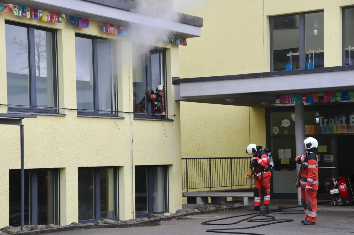 23605826-1 "Es brennt aus dem Kopierraum!" Der Disco-Nebel wirkt täuschend echt.