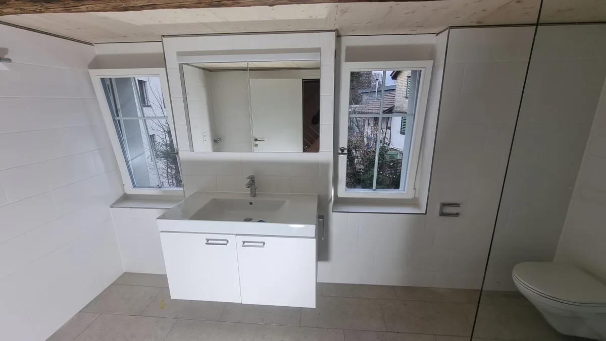 Blick in ein Badezimmer. 