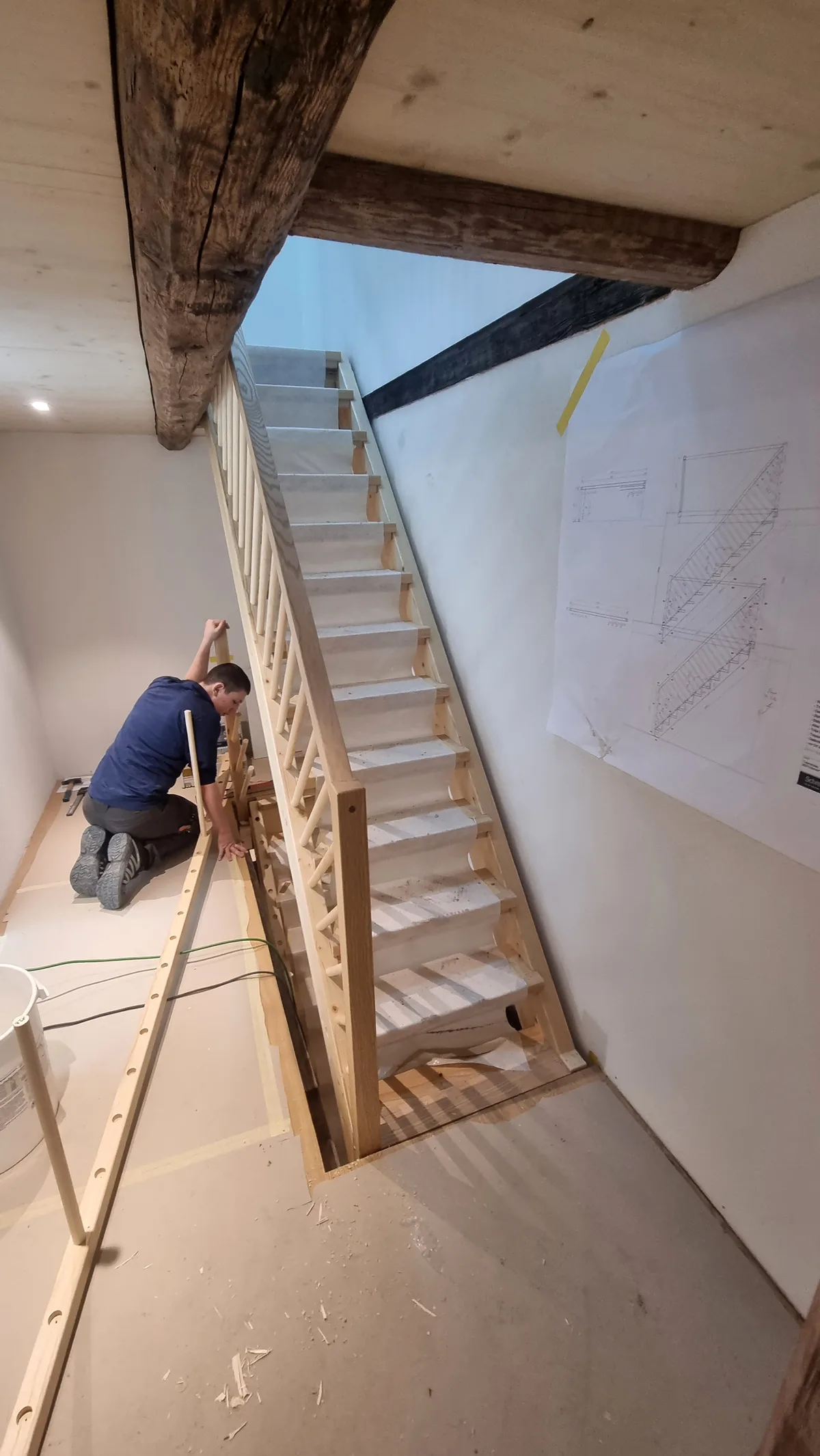 Ein Handwerker im Treppenhaus.