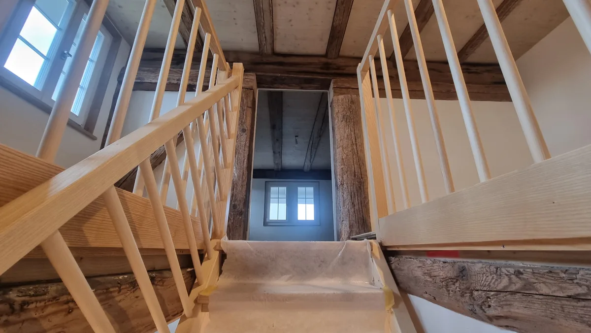 Eine Treppe mit Geländer.