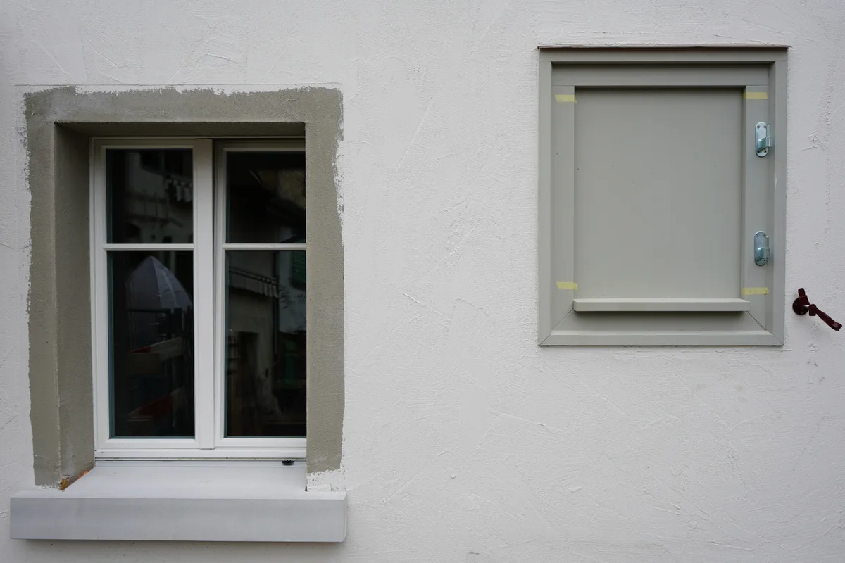 Eine Wand mit Fenstern.