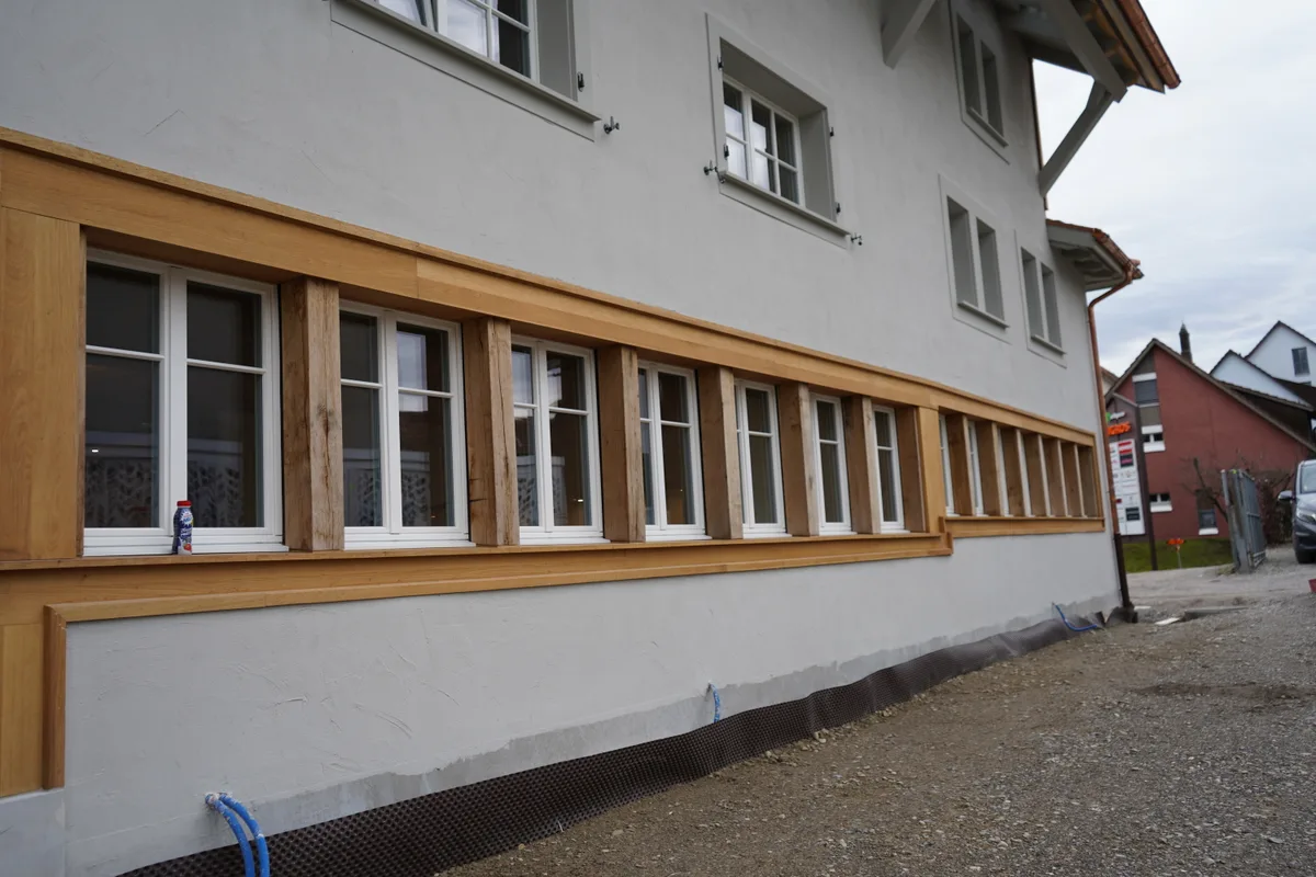 Eine Fassade mit vielen Fenstern.