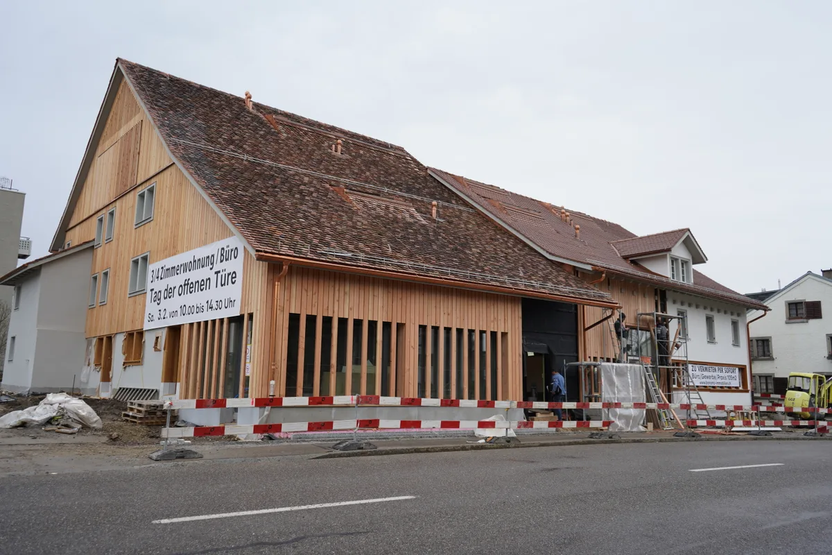 Altes Holz und neues Gestein prägen den modernen Stil im umgebauten Hofhaus.