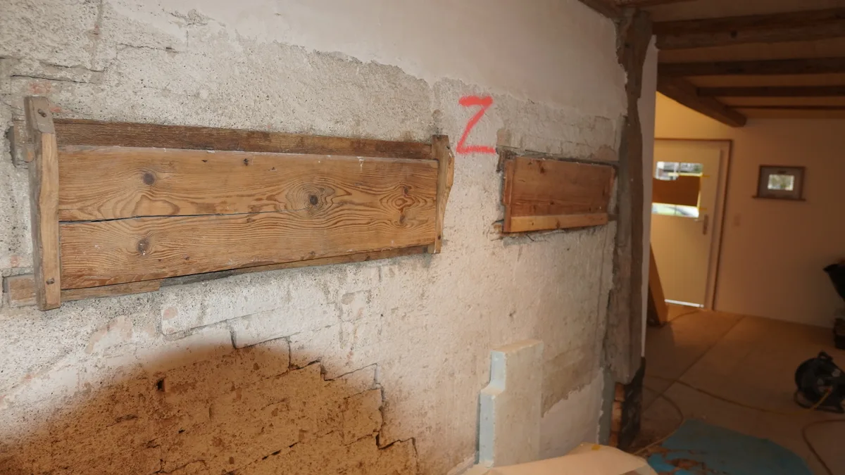 Eine Wand mit Holz..