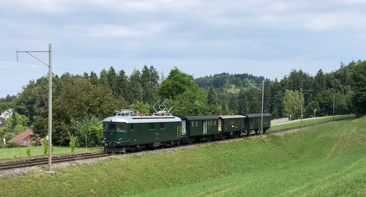 27200099-3 Am Sonntag wurde das Züglein des Dampfbahn-Vereins mit einer Elektrolok bespannt – aber nicht mit einer eigenen Maschine, sondern mit der Re 4/4 I 10 039 von Trans Rail.