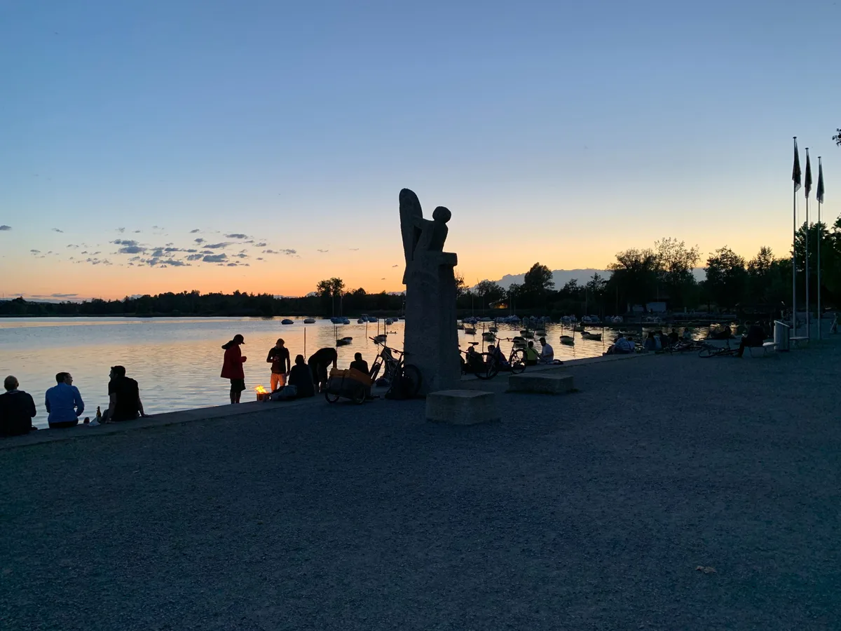 Aufnahme vom 12. Juni 2020; Abendstimmung am Pfäffiker Seequai mit Ruderbooten,  Spaziergänger, feiernde Jugendliche, Pfäffikersee, Sonnenuntergang,