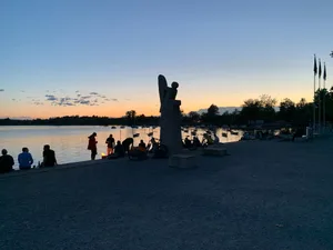 23129459-1 Aufnahme vom 12. Juni 2020; Abendstimmung am Pfäffiker Seequai mit Ruderbooten, Spaziergänger, feiernde Jugendliche, Pfäffikersee, Sonnenuntergang,