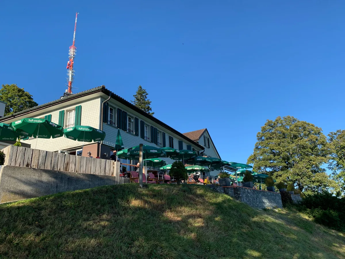 22510439-2 Das Restaurant Bachtel Kulm auf dem Bachtel ob Hinwil, Vorderansicht am 9.9.2020