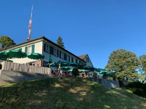22510439-2 Das Restaurant Bachtel Kulm auf dem Bachtel ob Hinwil, Vorderansicht am 9.9.2020
