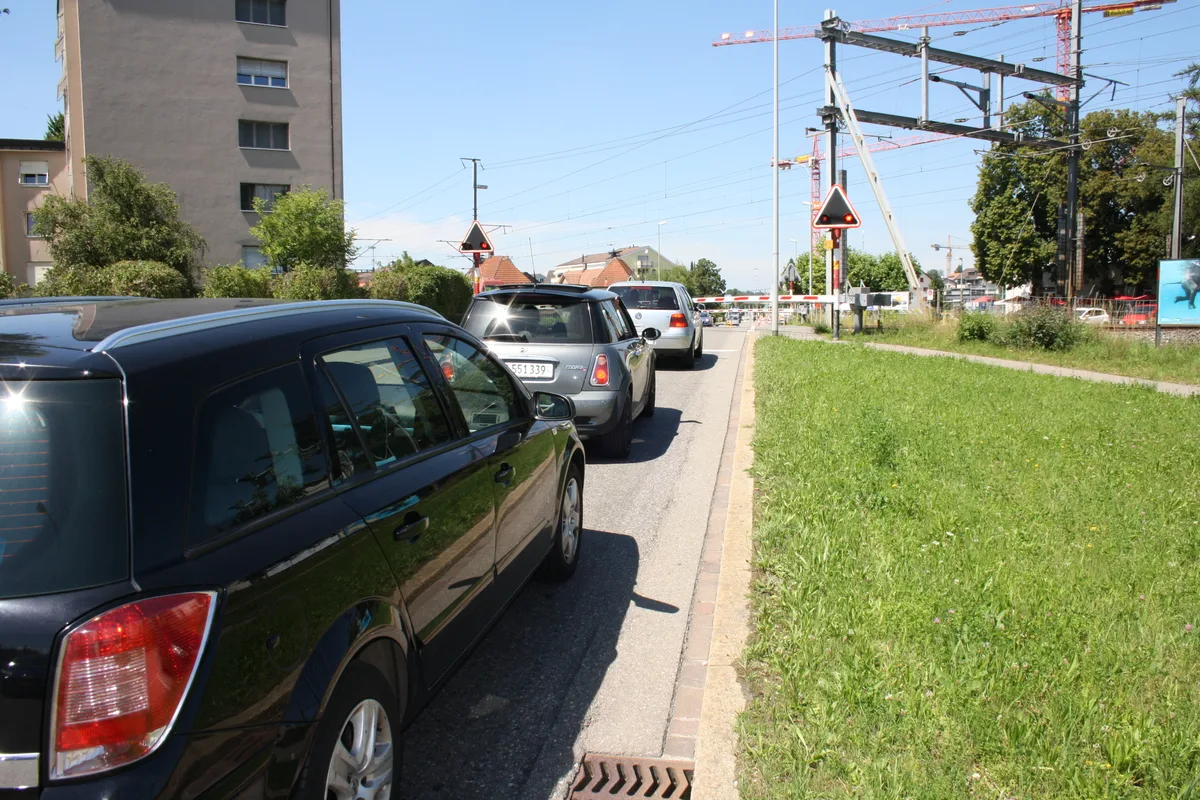 Man sieht Autos vor dem Bahnübergang. Winterthurerstrasse in Uster