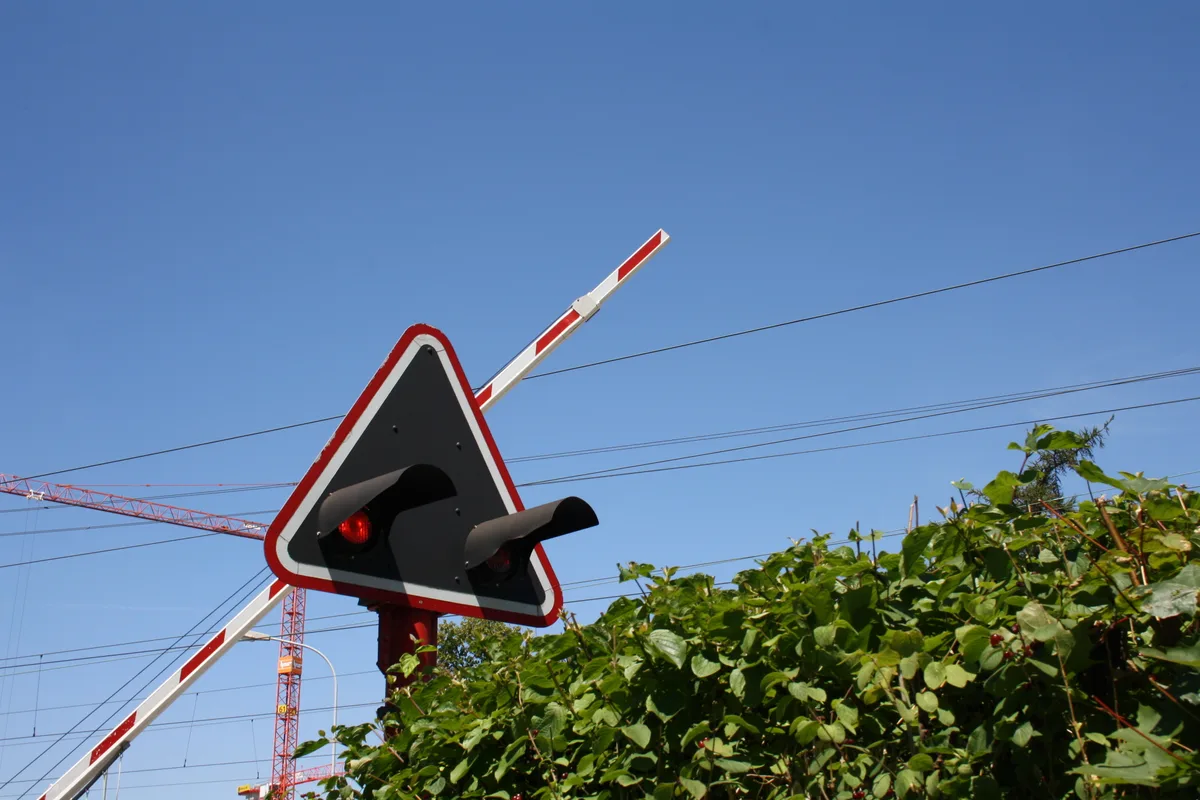 Schranke mit Rotlicht.