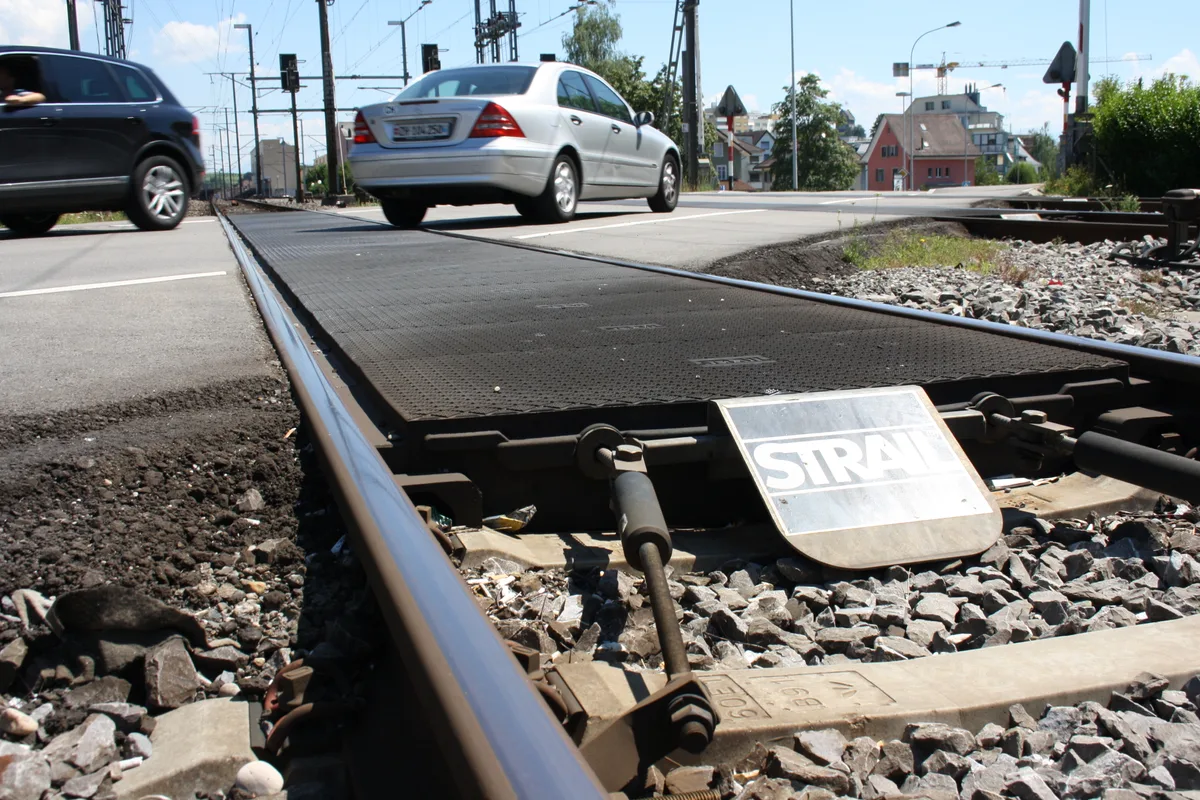 Gleise beim Bahnübergang Winterthurerstrasse in Uster. 