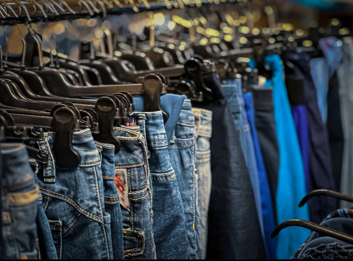 Auch eine Auswahl an Kleidung, wie Jeans, hat die Brocki Wila zu bieten. Auch eine Auswahl an Kleidung, wie Jeans, hat die Brocki Wila zu bieten.