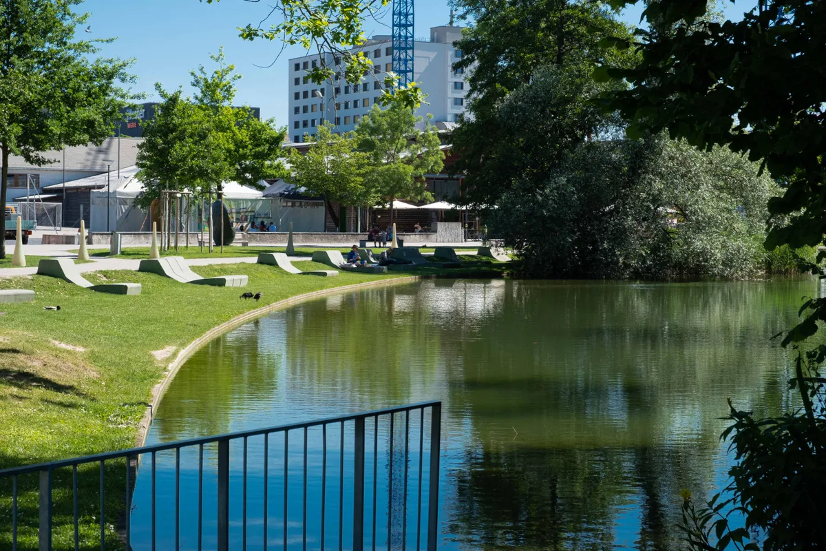 Stadtpark Uster, Sommer, moderne Liegen