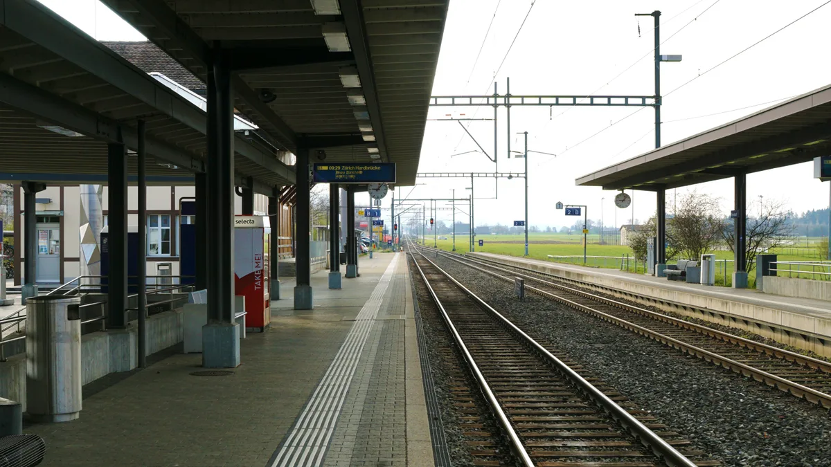 Die Gleise im Bahnhof Fehraltorf führen in die Weite, die Bahnsteige sind dagegen sehr begrenzt. Zwei Gleise im Bahnhof Fehraltorf.