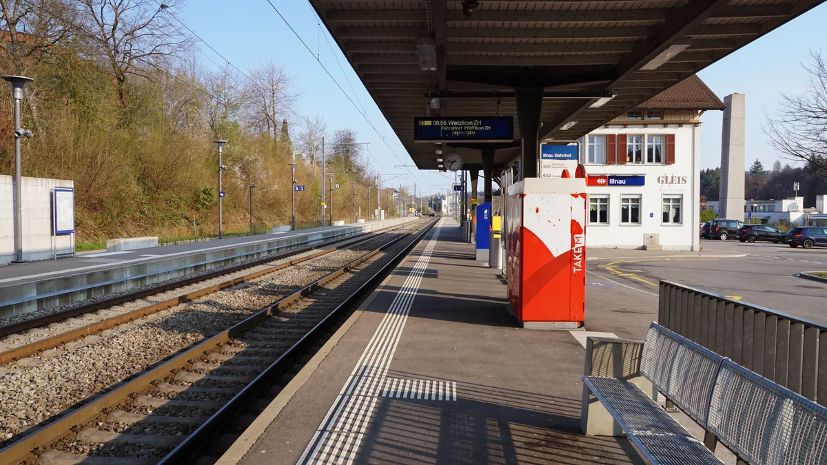 Der Bahnhof Illnau wurde zwischen 2009 und 2012 modernisiert. Zwei Gleise führen durch den Bahnhof Illnau.