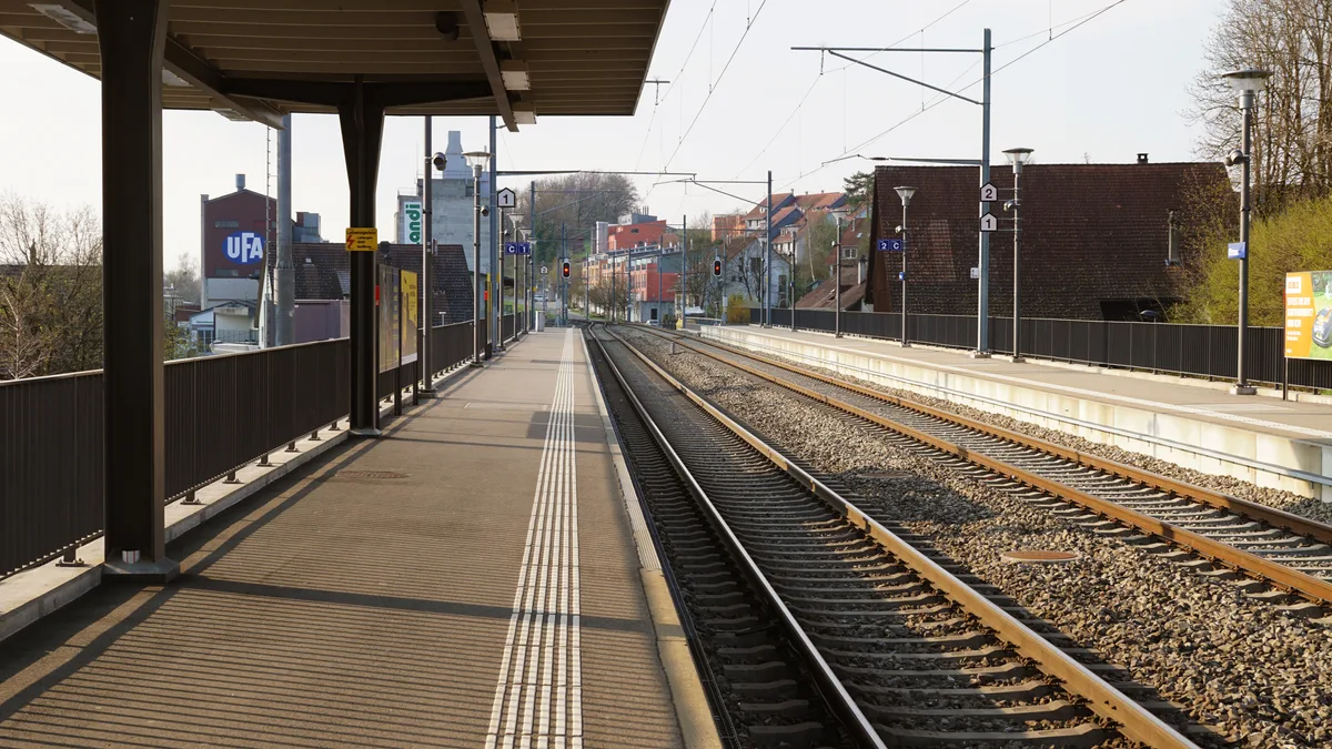 Die Perrons im Bahnhof Illnau können 300 Meter lange Züge aufnehmen. Die Perrons im Bahnhof Illnau können 300 Meter lange Züge aufnehmen.