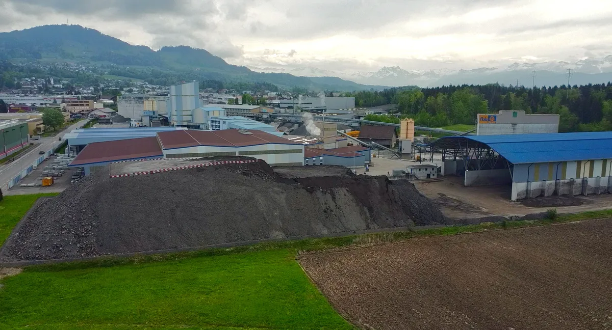 Luftaufnahme des Asphaltwerks in Hinwil