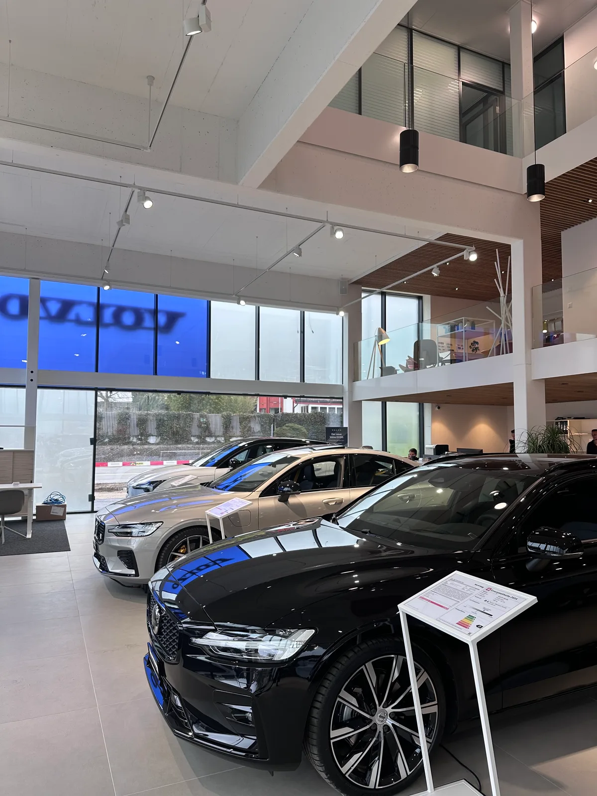 Der neu gestaltete und lichtdurchflutete Volvo-Showroom. Zu sehen ist die Kundenzone des Neubaus von Häusermann Automobile in Illnau Effretikon.