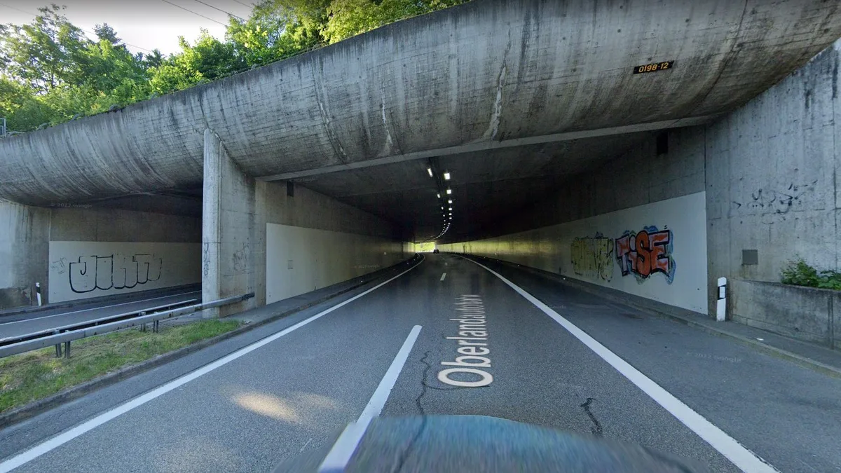 Screenshot Google von der Oberlandautobahn mit dem Eingang zum Höchi-Tunnel gegen Ende der Autobahn Richtung Aatal