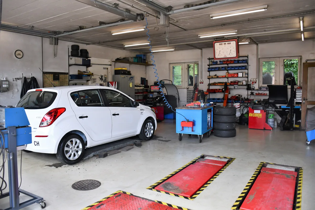 Das Garagen-Team bietet umfangreiche Dienstleistungen und Services an ihrem Standort in Turbenthal an. Man sieht die Werkstatt der Garage Läderach und Pneuhaus GmbH.