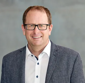 Gemeindeschreiber Martin Süss verlässt nach 12 Jahren die Gemeinde um eine neue Stelle in Stäfa anzutreten. Gemeindeschreiber Martin Süss verlässt nach 12 Jahren die Gemeinde um eine neue Stelle in Stäfa anzutreten.
