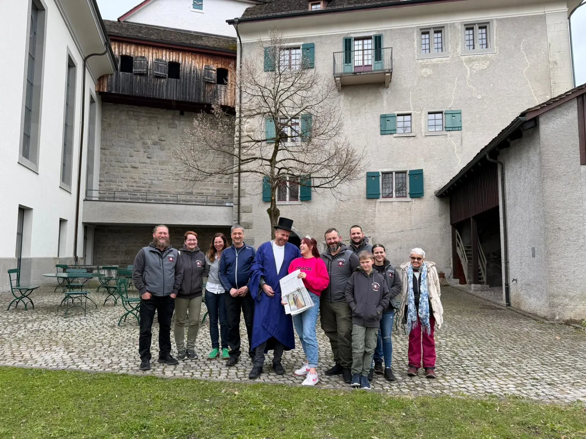 29692857-4 Ein bisschen Spass muss sein: Gemeindepräsident Carlo Wiedmer (SVP) und Redaktorin Talina Steinmetz lösen den Aprilscherz im Schloss Grüningen auf.