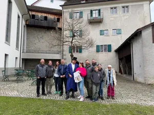 29692857-4 Ein bisschen Spass muss sein: Gemeindepräsident Carlo Wiedmer (SVP) und Redaktorin Talina Steinmetz lösen den Aprilscherz im Schloss Grüningen auf.
