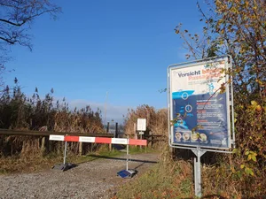Absperrung in Auslikon (Wetziker Boden) mit Plakat, Boote dürfen wegen der Quaggamuschel nicht eingewassert werden. Absperrung in Auslikon (Wetziker Boden) mit Plakat, Boote dürfen wegen der Quaggamuschel nicht eingewassert werden.