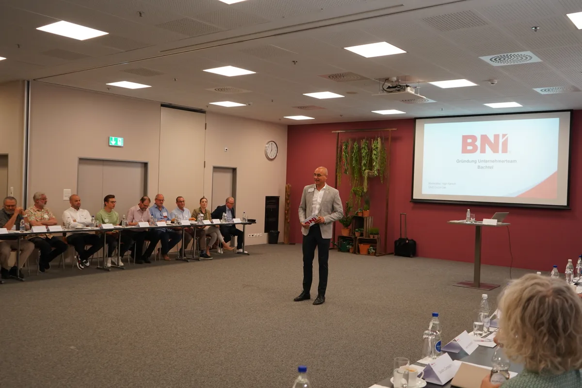Die Empfehlung als Marketinginstrument: Ingo Karsch begrüsst Mitglieder und Gäste an der Gründungsversammlung des BNI Bachtel in Dürnten.