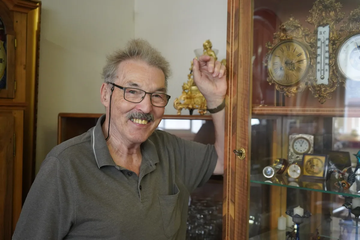 «Ich kann nicht den ganzen Tag spazieren gehen oder herumsitzen»: Seit bald 70 Jahren restauriert Manfred Maier antike Möbelstücke.