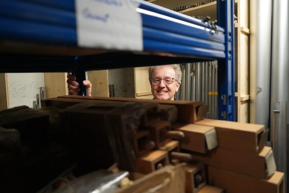 Andreas Zwingli im Lager: Der ehemalige Organist und Kantor der reformierten Kirche Wetzikon leitet seit 2017 die Späth Orgelbau AG in Rüti.