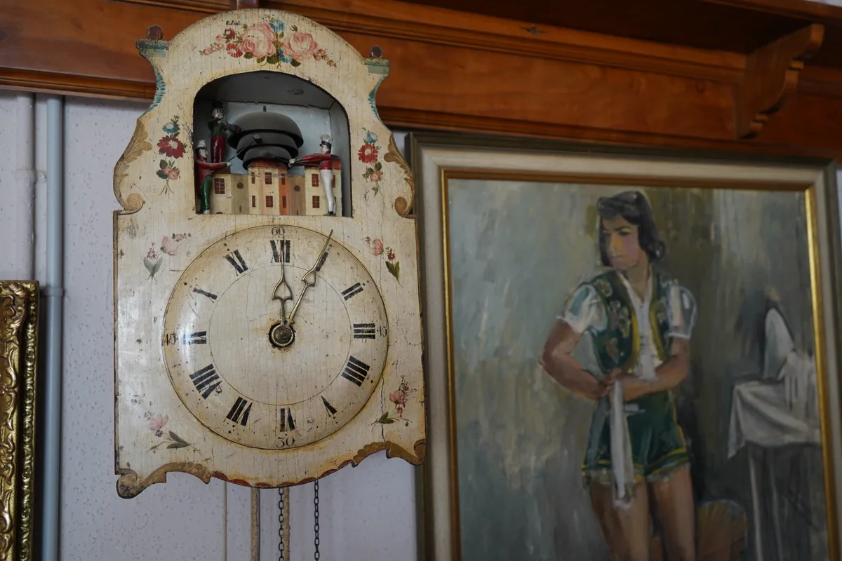 Eine Schwarzwälder Uhr von 1810 bis 1820.