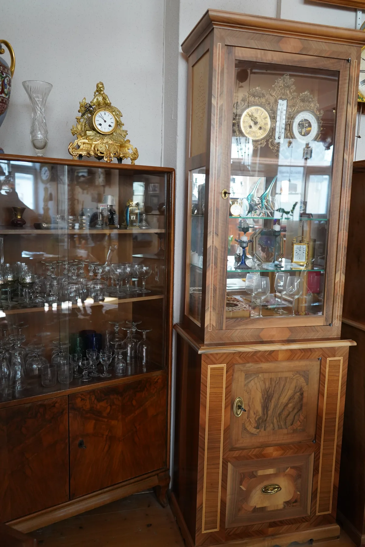 Eine Schrankvitrine im Biedermeier-Stil.
