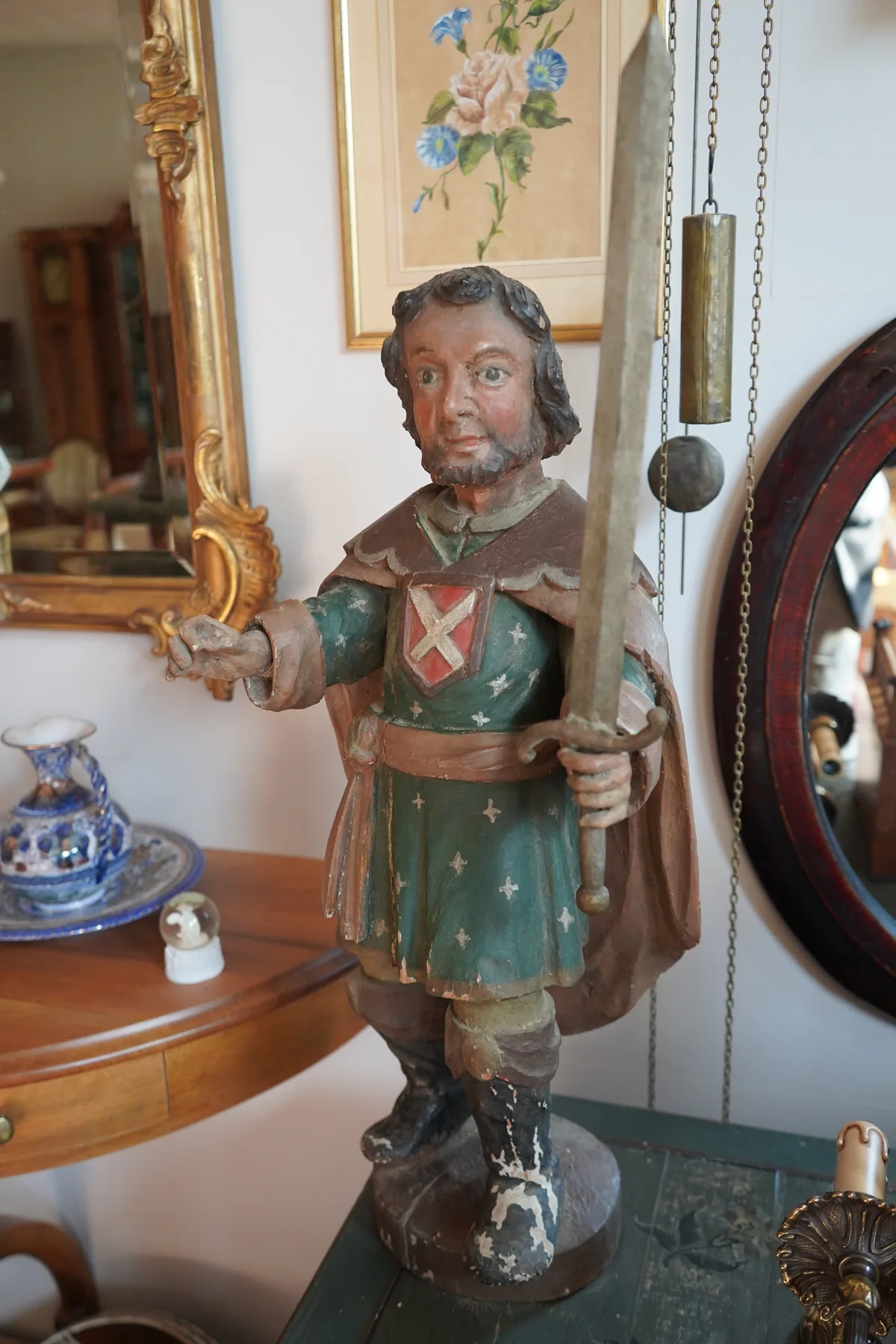 Die Holzfigur eines Kreuzritters.